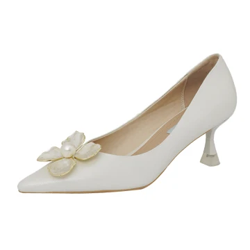 Eleganta Elfenben Pärla Brudskor 2021 Läder Metall Blomma 6 Cm Stilettklackar Högklackade Spetsiga Bröllop Pumps