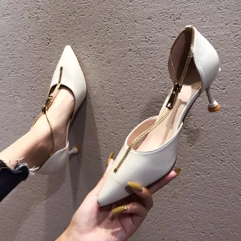 Charmant Sexy Blanche Soirée Sandales Femme 2021 T Strap 6 Cm Talons Aiguilles À Bout Pointu Sandales Talons Hauts