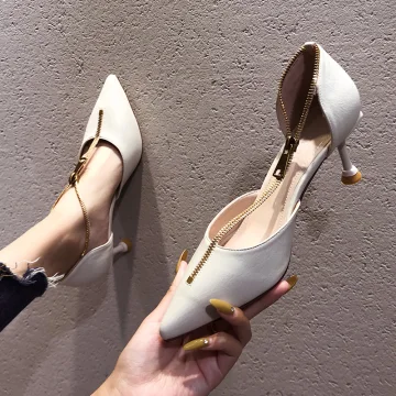 Sjarmerende Sexy Hvit Aften Sandaler Dame 2021 T Stropp 6 Cm Stiletthæler Spisse Sandaler Høyhælte