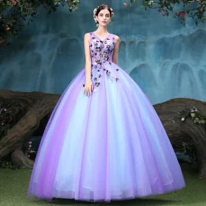 Vintage Quinceañera Lavendel Ballkjoler 2018 Ballkjole Appliques Blonder V Hals Ryggløse Uten Ermer Lange Formelle Kjoler