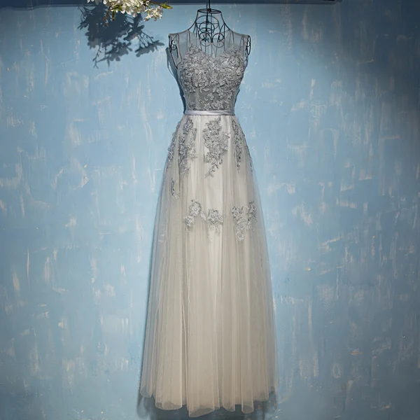 Fine Grå Kjoler Til Bryllup 2017 Blonder Blomst Paljetter Strappy Uten Ermer Scoop Halsen Ankel Lengde Empire Brudepikekjoler