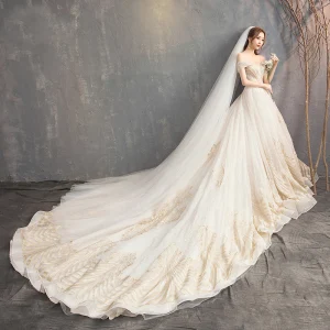 Luksus Champagne Brudekjoler 2018 Prinsesse Blonder Beading Krystall Paljetter Av Skulderen Ryggløse Uten Ermer Royal Train Bryllup