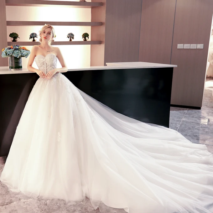 Sjarmerende Elfenben Brudekjoler 2018 Ballkjole Appliques Beading Perle Paljetter Knapper Kjæreste Ryggløse Uten Ermer Royal Train Bryllup