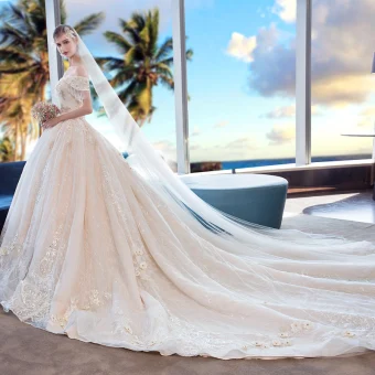 Lyx Champagne Bröllopsklänningar 2018 Balklänning Appliqués Spets Beading Tassel Kristall Pärla Rhinestone Paljetter Av Axeln Halterneck Ärmlös Royal Train Bröllop