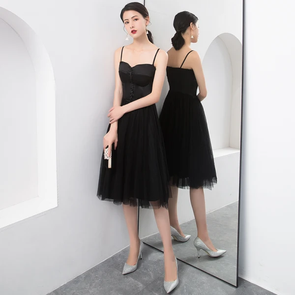 Modest / Simple Black Homecoming Graduation Dresses 2018 A-Line / Princess Buttons Spaghetti Straps Backless Sleeveless Knee-Length Formal Dresses