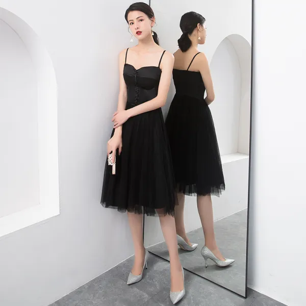 Modest / Simple Black Homecoming Graduation Dresses 2018 A-Line / Princess Buttons Spaghetti Straps Backless Sleeveless Knee-Length Formal Dresses