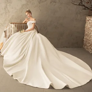 Elegant Elfenben Brudekjoler 2018 Ballkjole Knapper Av Skulderen Ryggløse Korte Ermer Cathedral Train Bryllup