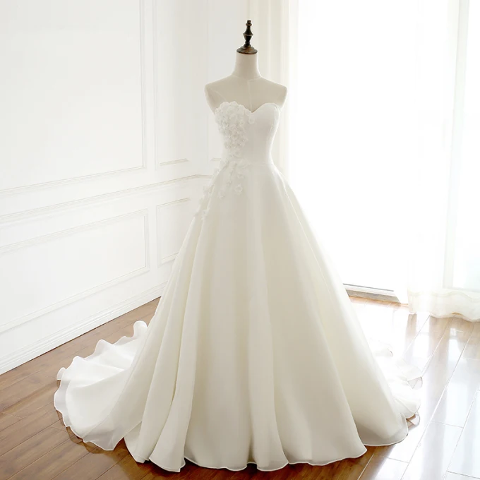 Mote Elfenben Brudekjoler 2018 Prinsesse Håndlaget Blomst Perle Kjæreste Ryggløse Korte Ermer Chapel Train Bryllup