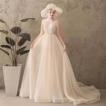 Mode Champagne Stranden Bröllopsklänningar 2018 Prinsessa Plisserad Spets Blomma Beading Tassel Urringning Halterneck Ärmlös Chapel Train Bröllop