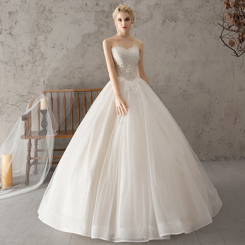 Elegant Hvit Brudekjoler 2018 Ballkjole Beading Blonder Blomst Perle Paljetter Kjæreste Ryggløse Uten Ermer Lange Bryllup