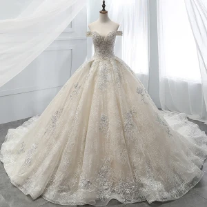 Magnífico Champán Vestidos De Novia 2018 Ball Gown Rebordear Con Encaje Flor Crystal Perla Rhinestone Lentejuelas Fuera Del Hombro Sin Espalda Manga Corta Royal Train Boda