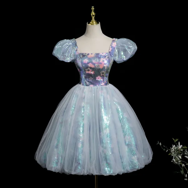 Sexy Bleu Ciel Paillettes Courte Robe De Fête 2025 Robe Boule Encolure Carrée Gonflée Manches Courtes Dos Nu Soirée Robe De Ceremonie