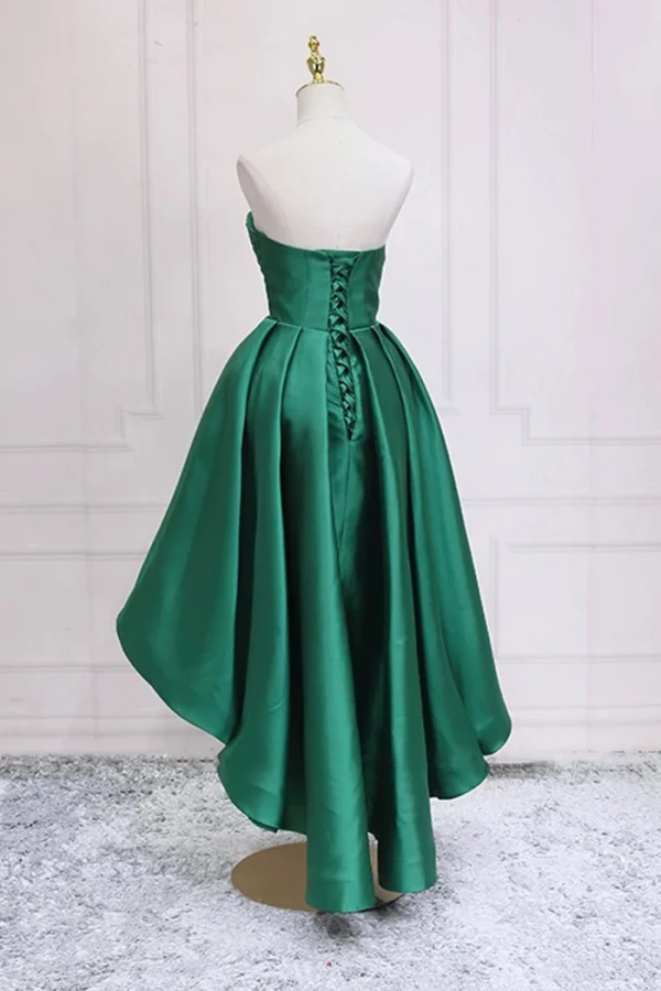 Sexy Grønn Satin Asymmetrisk Cocktailkjoler 2024 Prinsesse Uten Ermer Kjæreste Ryggløse Fest