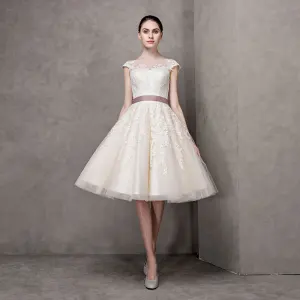 Elegantes Champán Vestidos De Novia 2017 A Line Princess Escote Cuadrado Manga Corta Apliques Con Encaje Bowknot Cinturón Perla Por La Rodilla