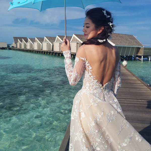 Étourdissant Plage Robe De Mariée 2017 Princesse Encolure Dégagée Manches Longues Fermeture éclair Champagne Percé Dentelle Chapel Train Dos Nu