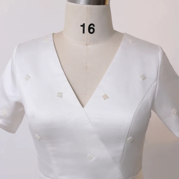 Simple Chic Ivoire Grande Taille Robe De Mariée 2020 V-Cou Princesse Manches Courtes Thé Longueur Fait main Perlage Perle Mariage