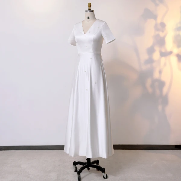 Simple Chic Ivoire Grande Taille Robe De Mariée 2020 V-Cou Princesse Manches Courtes Thé Longueur Fait main Perlage Perle Mariage