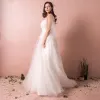 Snygga / Fina Vita Bröllopsklänningar 2017 Prinsessa Tyll V-Hals Appliqués Broderade Halterneck Bröllop