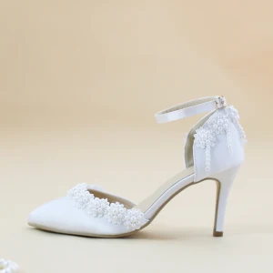 Simple Blanche 8 Cm Satin Mariage Talons Hauts Perlage Perle À Bout Pointu Chaussure De Mariée 2018