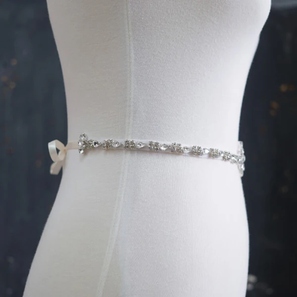 Schöne Ivory / Creme Hochzeit Schärpen 2020 Satin Metall Perlenstickerei Kristall Strass Ball Abend Brautaccessoires