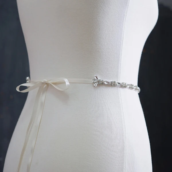Schöne Ivory / Creme Hochzeit Schärpen 2020 Satin Metall Perlenstickerei Kristall Strass Ball Abend Brautaccessoires