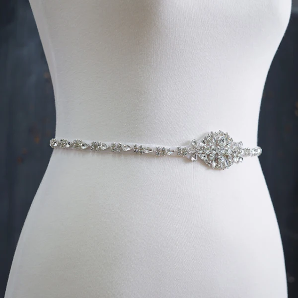 Schöne Ivory / Creme Hochzeit Schärpen 2020 Satin Metall Perlenstickerei Kristall Strass Ball Abend Brautaccessoires