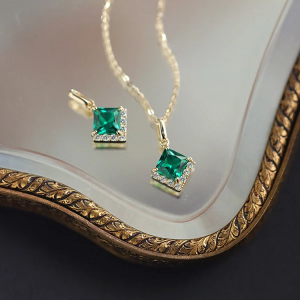 Vintage / Retro Gold Sterling Silver Rhinestone Green Zircon Necklaces Accessories 2023
