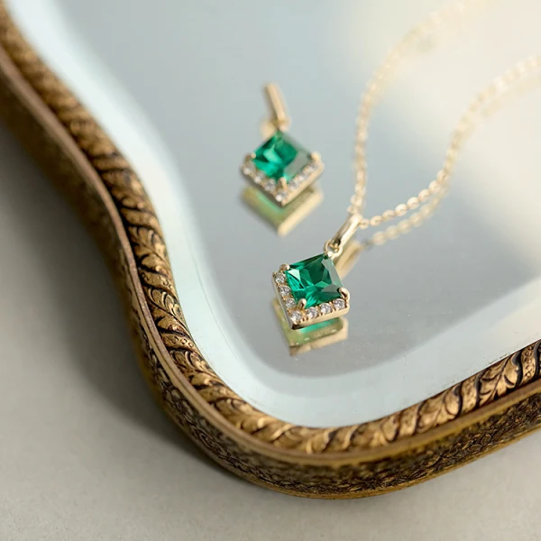 Vintage / Retro Gold Sterling Silver Rhinestone Green Zircon Necklaces Accessories 2023
