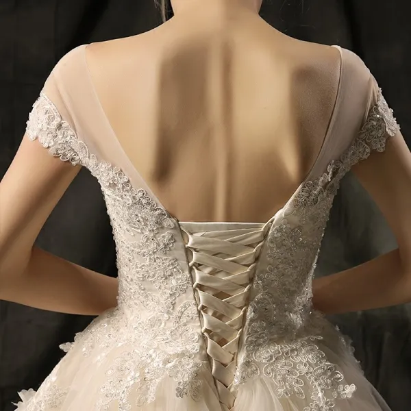 Schöne Brautkleider 2017 Perlenstickerei Mit Spitze Applikationen Rückenfreies Eckiger Ausschnitt Kurze Ärmel Kirche Ballkleid Kathedrale Schleppe