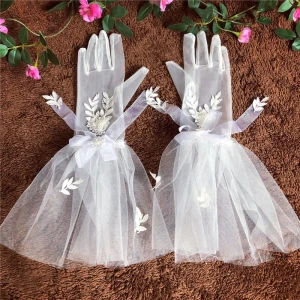 Chic Beautiful White Bridal Gloves 2020 Appliques Buttons Leaf Lace Tulle Bridal Prom Wedding Accessories