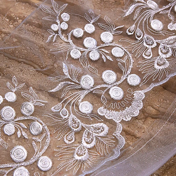 Charmant Blanche Royal Train Mariage Tulle En Dentelle Appliques Fleur 4 m Voile De Mariée 2018