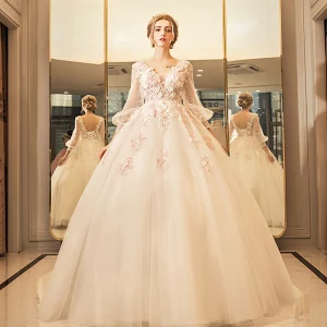 Chic Belle Église Jardin Extérieur Robe De Mariée 2017 En Dentelle Fleur Perle Dos Nu Fleurs Artificielles V Cou 3 4 Manches Ivoire Robe Boule Longue