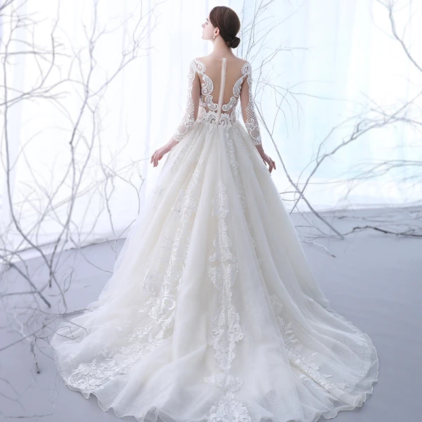 Eleganta Champagne Genomskinliga Bröllopsklänningar 2018 Prinsessa Urringning Långärmad Appliqués Pierced Spets Ruffle Chapel Train