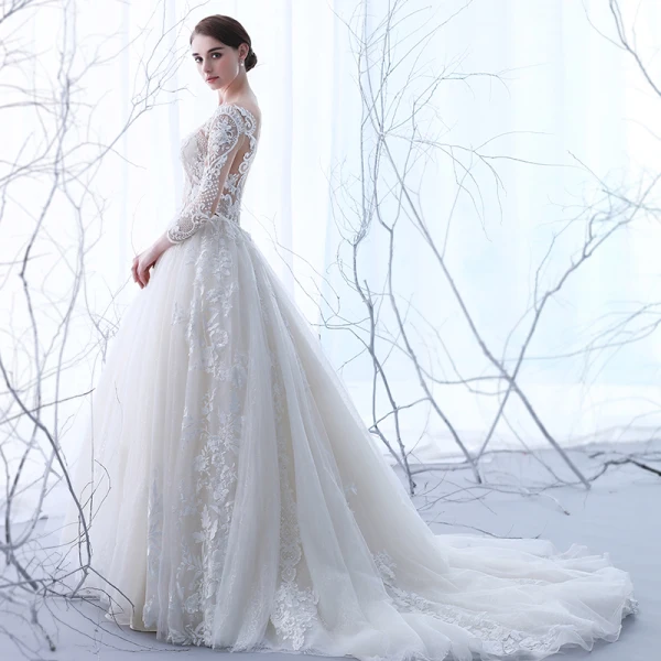Eleganta Champagne Genomskinliga Bröllopsklänningar 2018 Prinsessa Urringning Långärmad Appliqués Pierced Spets Ruffle Chapel Train