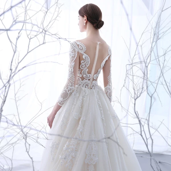 Eleganta Champagne Genomskinliga Bröllopsklänningar 2018 Prinsessa Urringning Långärmad Appliqués Pierced Spets Ruffle Chapel Train