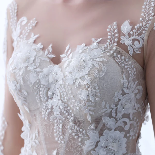 Eleganta Champagne Genomskinliga Bröllopsklänningar 2018 Prinsessa Urringning Långärmad Appliqués Pierced Spets Ruffle Chapel Train