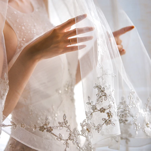 Elegancka Fantastyczny Białe Welony Ślubne 2020 Krótkie Tiulowe Koronki 3D Wykonany Ręcznie Haftowane Ślub Akcesoria