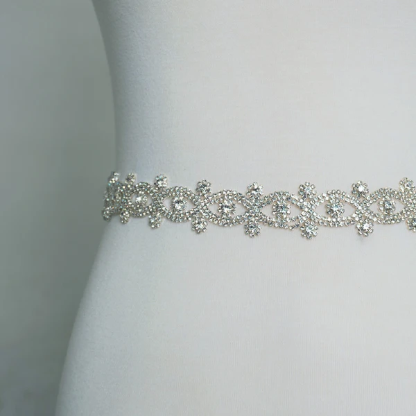 Unique Weiß Hochzeit Schärpen 2020 Satin Metall Handgefertigt Perlenstickerei Strass Abend Ball Brautaccessoires