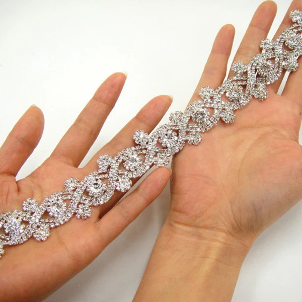 Unique Weiß Hochzeit Schärpen 2020 Satin Metall Handgefertigt Perlenstickerei Strass Abend Ball Brautaccessoires