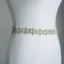 Unique Weiß Hochzeit Schärpen 2020 Satin Metall Handgefertigt Perlenstickerei Strass Abend Ball Brautaccessoires