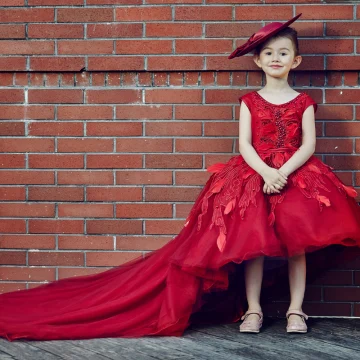 Chic Belle Église Robe Pour Mariage 2017 Robe Ceremonie Fille Rouge Robe Boule Asymétrique Encolure Dégagée Sans Manches Dos Nu Fleur Appliques Perle Plumes