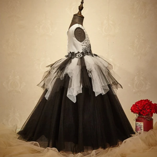Chic / Beautiful Church Wedding Party Dresses 2017 Flower Girl Dresses Black White Ball Gown Floor-Length / Long Scoop Neck Sleeveless Beading Flower