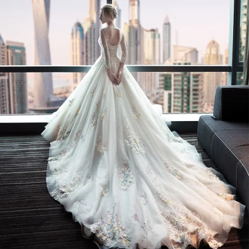Schöne Kirche Brautkleider 2017 Rückenfreies Spitze Applikationen Blumen Pailletten Ivory Creme Ballkleid Königliche Schleppe