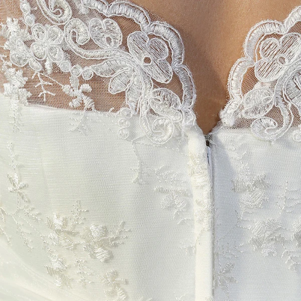 Chic / Beautiful Affordable White Plus Size Wedding Dresses A-Line / Princess Lace 1/2 Sleeves V-Neck Appliques Backless Embroidered Wedding 2020