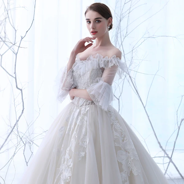 Schöne Champagner Durchsichtige Brautkleider 2018 Ballkleid Off Shoulder 3/4 Ärmel Rückenfreies Applikationen Mit Spitze Perlenstickerei Rüschen Kathedrale Schleppe