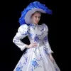 Vintage Średniowieczny Chiński Styl Białe Królewski Niebieski Suknia Balowa Sukienki Na Bal 2021 Długie Rękawy Wysokiej Szyi Zamek Błyskawiczny Się Długie Druk Cosplay Bal Sukienki Wizytowe