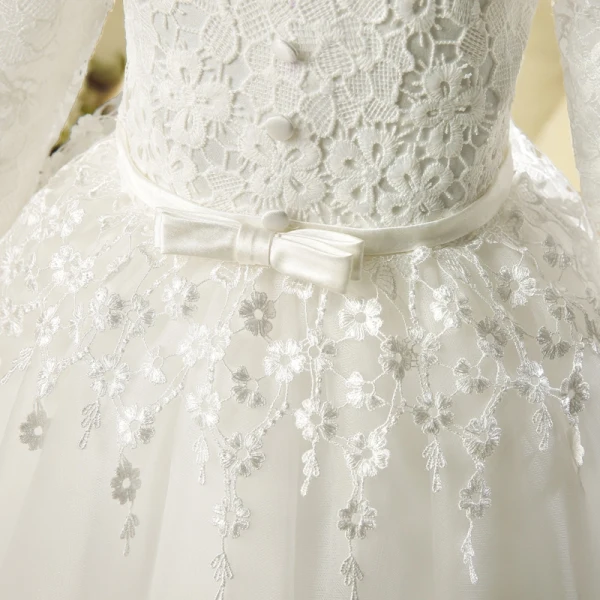 Style Chinois Église Robe Pour Mariage 2017 Robe Ceremonie Fille Blanche Longue Robe Boule Col Haut Manches Longues Fleur Appliques Noeud Ceinture