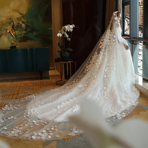 Lyx Elfenben Bröllopsklänningar 2018 Prinsessa Beading Appliqués Spets Pärla Av Axeln Halterneck Korta ärm Cathedral Train Bröllop