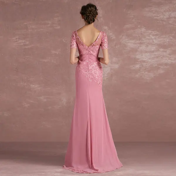 Chic / Belle Rose Bonbon Robe De Mère De Mariée 2018 Trompette / Sirène En Dentelle Fleur Encolure Dégagée Dos Nu Manches Courtes Longue Robe Pour Mariage