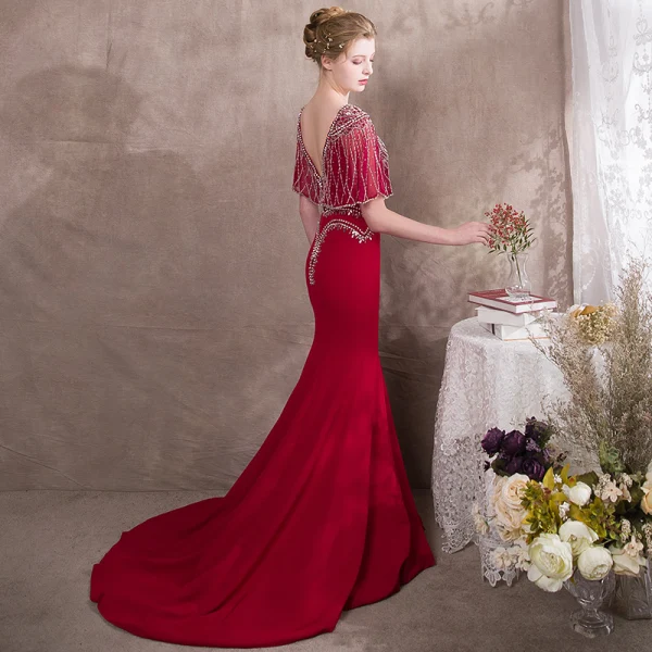 Lyx Burgundy Aftonklänningar 2018 Trumpet / Sjöjungfru Beading Kristall Rhinestone V-Hals Halterneck Korta ärm Domstol Tåg Formella Klänningar